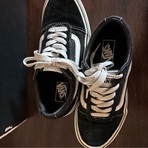 Size 2.0 black and white Vans